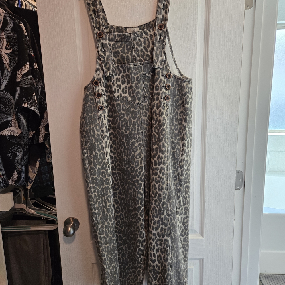 Easel Gray Leopard Print Apparel